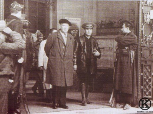 Francisco Largo Caballero saliendo del Hospital Militar de Carabanchel (1936)