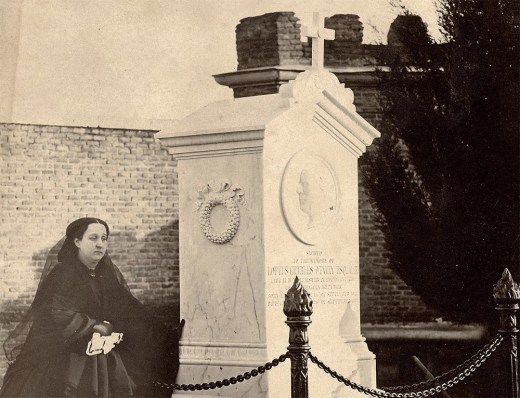 Tumba del Ministro Plenipotenciario de Gran Bretaña en México, Loftus Charles Otway, y su viuda. Sus restos fueron trasladados a Londres, pero el monumento sigue estando en el cementerio madrileño.