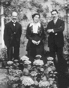 María Lejárraga con Manuel de Falla y Joaquín Turina.jpg