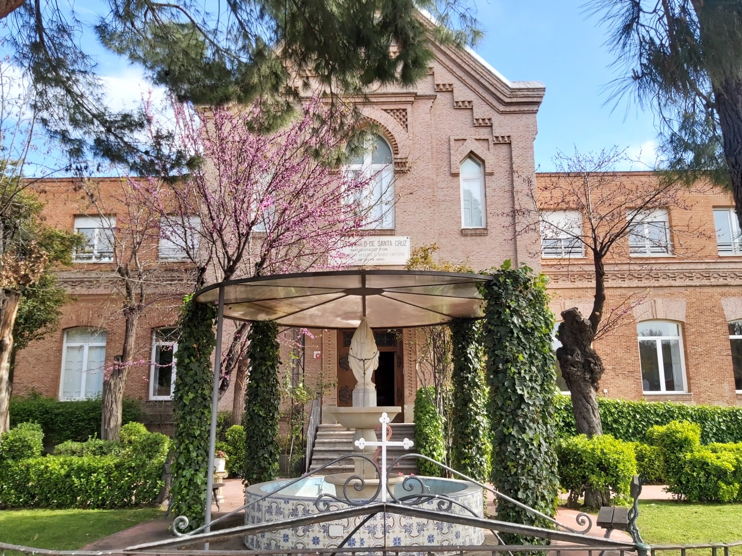 colegio-santa-cruz-1-fachada-principal-y-fuente